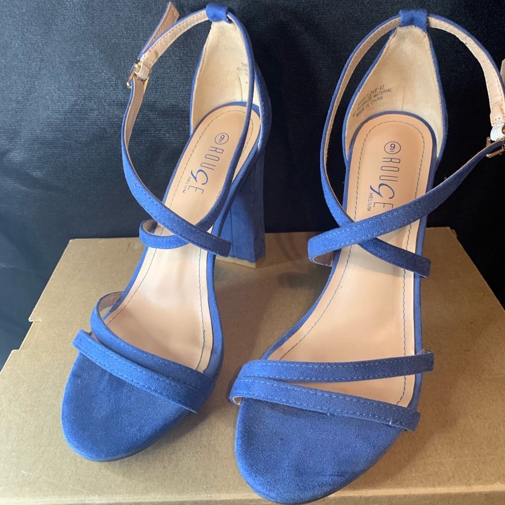 Cool blue strapy heels 💙